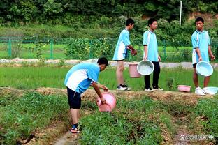 拉塞尔近16战场均22.2分2.3板6.4助 三分命中率44.9%