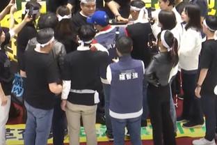 马布里观看湖人VS尼克斯比赛：看到熟悉的面孔真好 爱是如此真实